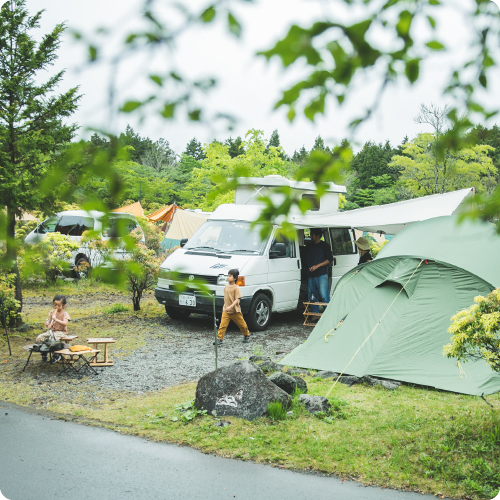 FUJI & SUN のオートキャンプサイトに張られたテントと停められた車