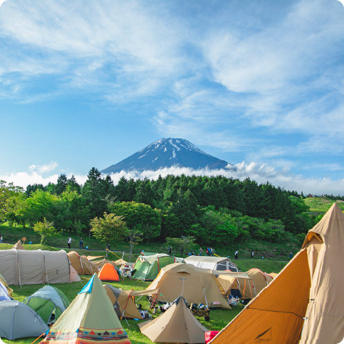 FUJI & SUN のグリーンヒルキャンプサイトに張られた沢山のテントと、そこから見える富士山